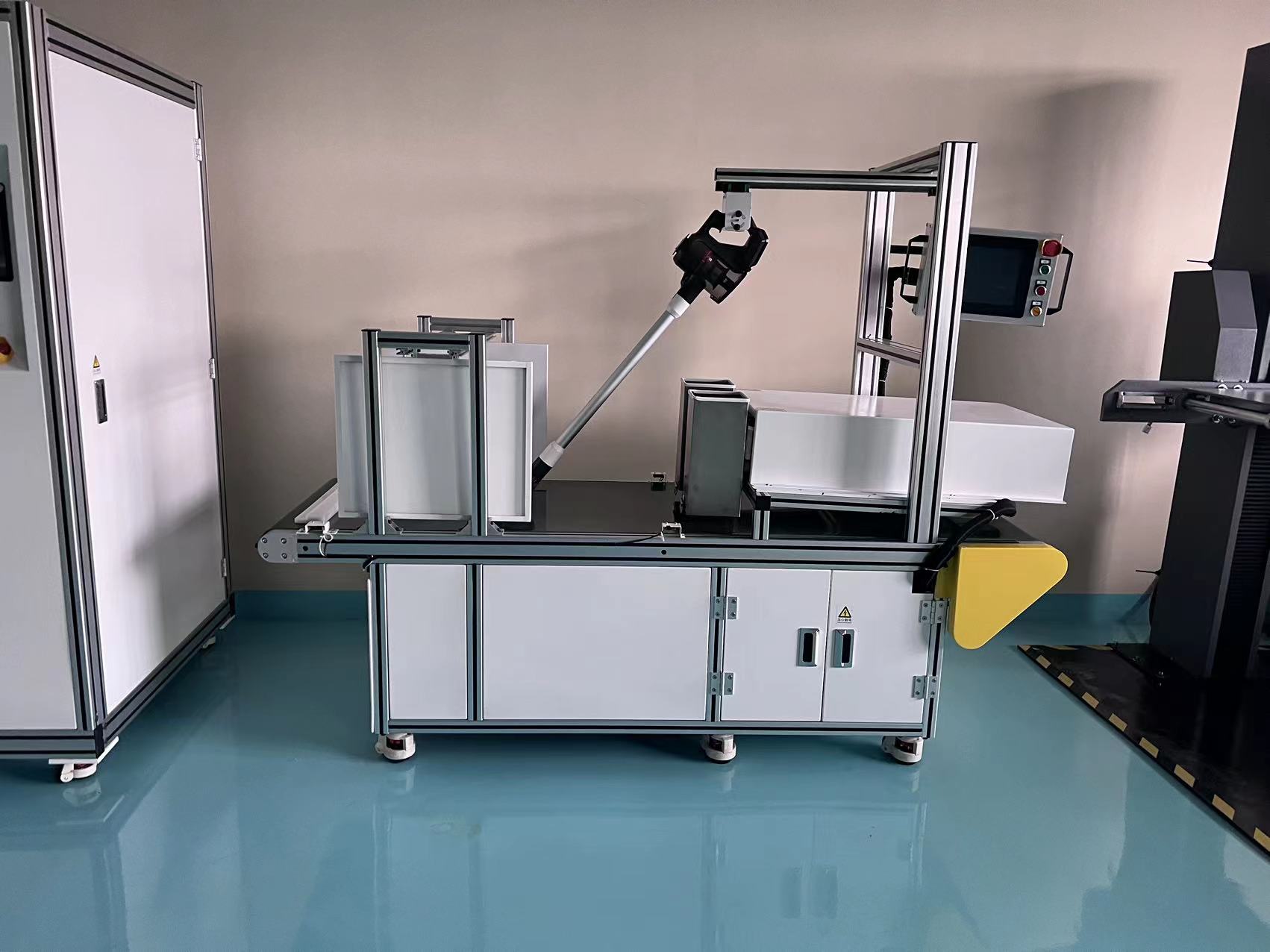 碰撞测试设备:模拟墙角,门槛撞击地刷头,进行破坏性测试 碰撞测试设备:模拟墙角,门槛撞击地刷头,进行破坏性测试